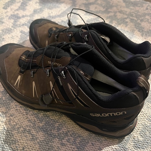Salomon men’s hiking shoes - brand new worn once. - Picture 2 of 4